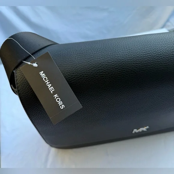 NWT Michael Kors Quilted Interior Leather Messenger Bag with Black Accents - Picture 4 of 15